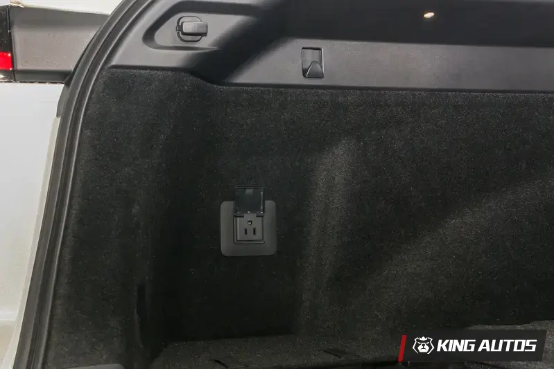 後車廂駕駛座側的外部供電不需要額外轉接頭