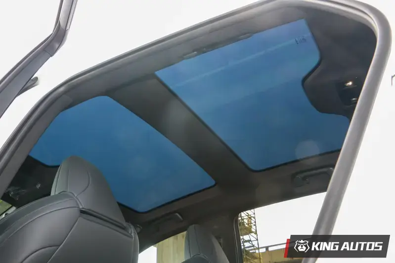 電控式玻璃車頂,玻璃可以迅速地在霧面與透徹間切換。此為透徹狀態。