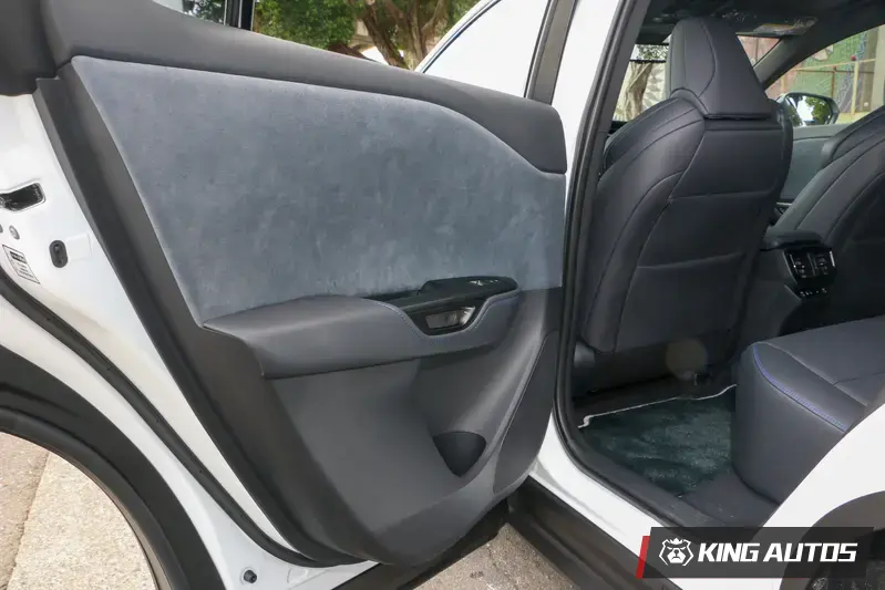 以交錯斜線與幾何構圖刻劃簡約的科技感