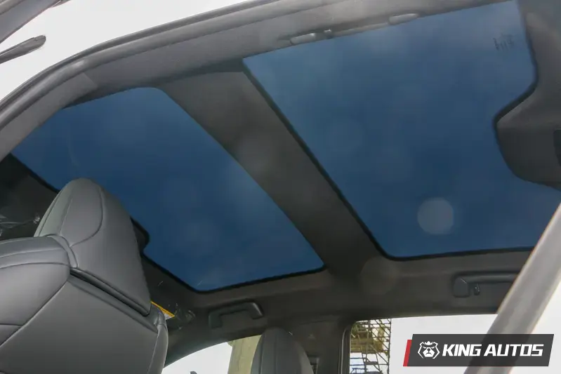 按一下開關就能馬上讓玻璃車頂變霧面,車內也變得較暗。官方宣稱,在日照下,車頂玻璃霧化後可以降低乘員頭部周圍溫度將近10°C,較小改款前降低14%。