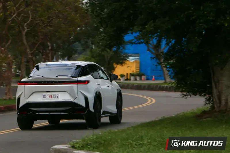 線控方向盤帶來精準轉向,而DIRECT4電子四輪驅動系統則讓車輛有著優異循跡表現。