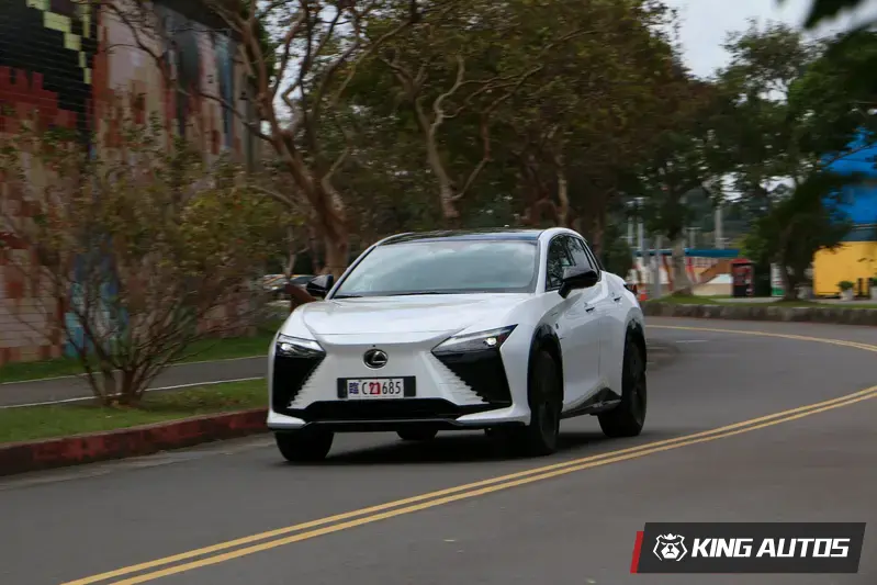 在快速道路或高速公路上,Lexus RZ 550e F Sport展現暢快的加速表現 ,搭配模擬手排M-Mode功能,更添駕馭樂趣。