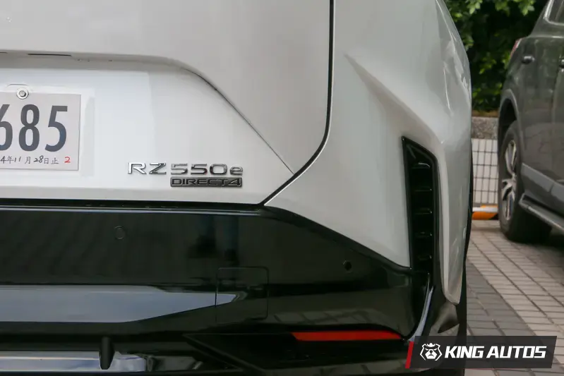 維持與小改款前相同的雙馬達四輪驅動設定,車款名稱後面的數字隨馬力提升而加大,同時也符合運動化F Sport車款的產品定位。