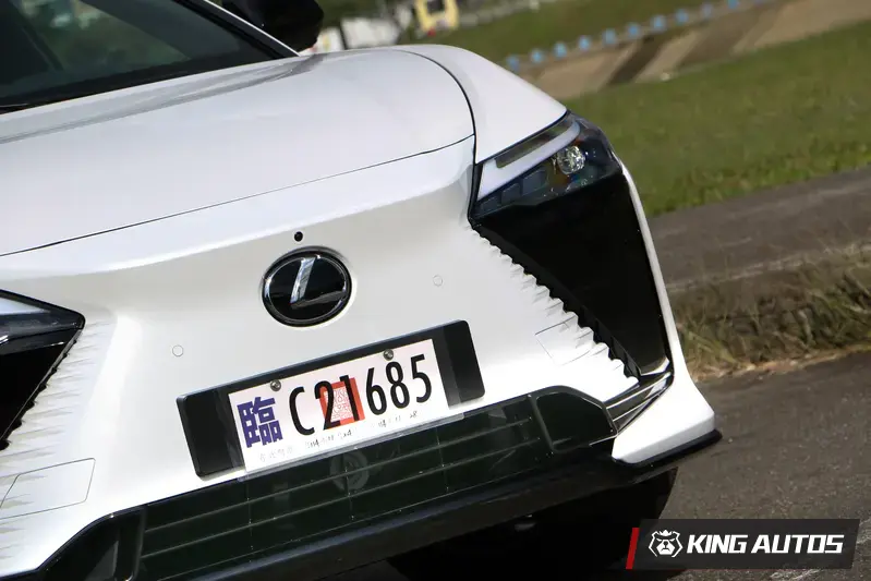 F Sport車款的大燈具備AHS智慧型遠光燈自動遮蔽功能