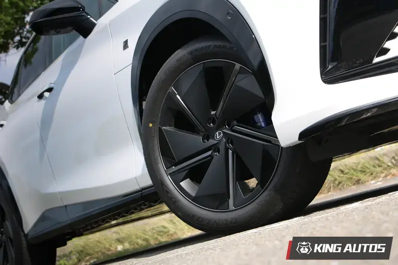 搭載專屬的20吋黑化鋁圈,附AERO運動輪圈蓋。落地胎採用前 235/50 R20、後 255/45 R20的配置。