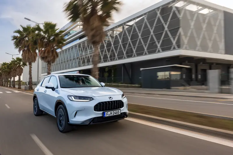 車身尺碼4,570*1,840*1,620mm,油箱57公升。