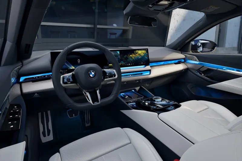 全新年式 BMW 5 系列Sedan豪華房車以及5系列Touring豪華旅行車由外而內全面進化,全面升級全車系的駕駛座車窗、駕駛座行李廂、副駕駛座車窗及後排乘客車窗之控制面板為黑色高光澤材質,使座艙在細節層面更顯精緻,同時首次導入Disney+ 影音串流功能,打造兼具舒適、娛樂與科技感的沉浸式座艙體驗