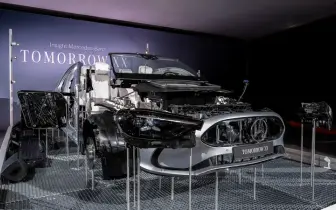 《Mercedes‑Benz》新世代大燈改用螺絲鎖 日後維修更方便