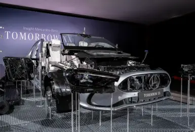 《Mercedes‑Benz》新世代大燈改用螺絲鎖 日後維修更方便