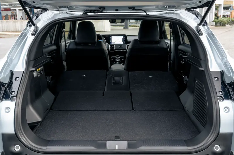 後排椅背為4/2/4分離傾倒