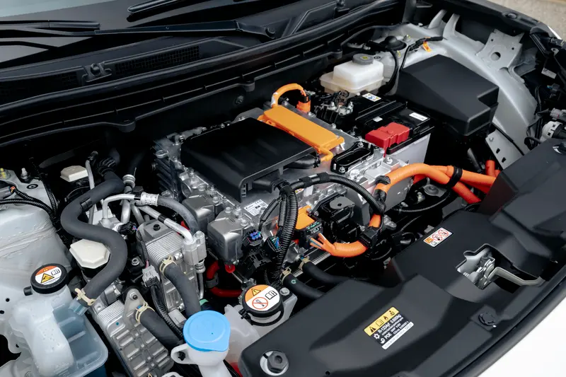 車頭蓋打開沒有置物空間,而是方便保養的油水添加。