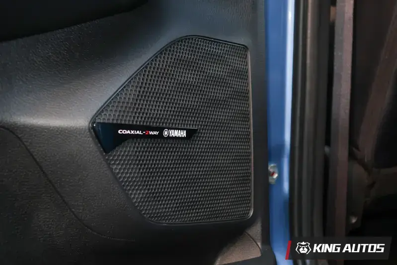 YAHAMA音響(8支揚聲器)為頂規車專屬選配，要價一萬元。全車系標配6支沒有特別提到廠牌的揚聲器。