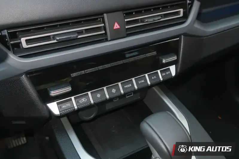 拍照時沒開電門，所以空氣清淨、空調速冷等功能的開關沒有亮起來。