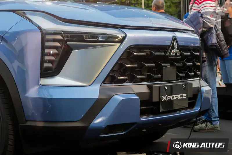 頂規車的前保桿採用與車身同色烤漆