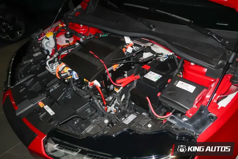 車頭沒有置物空間，而是便於日常保養的油水添加。