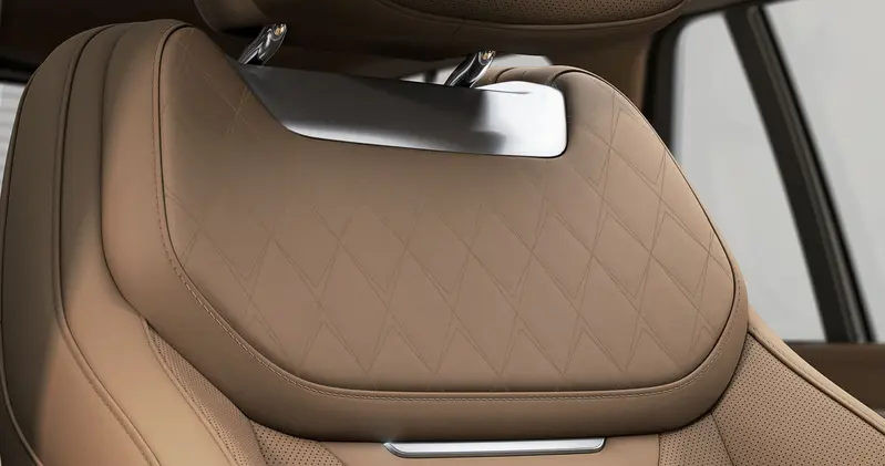 座椅肩靠與後座腰部靠枕採用 SV Bespoke 特殊訂製鑽石樣式刺繡，客製化金屬門檻鑲嵌 Range Rover SV Fifty-Five 字樣，低調宣示其不凡意義。