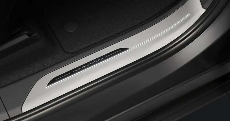 座椅肩靠與後座腰部靠枕採用 SV Bespoke 特殊訂製鑽石樣式刺繡，客製化金屬門檻鑲嵌 Range Rover SV Fifty-Five 字樣，低調宣示其不凡意義。