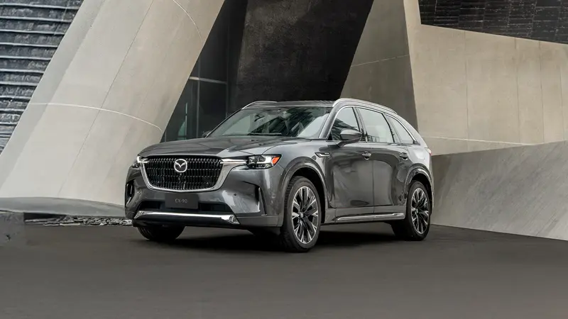 旗艦七人座MAZDA CX-90指定車型享7年原廠保固與150萬元70期0利率，以完整旗艦規格從容迎接移動日常。