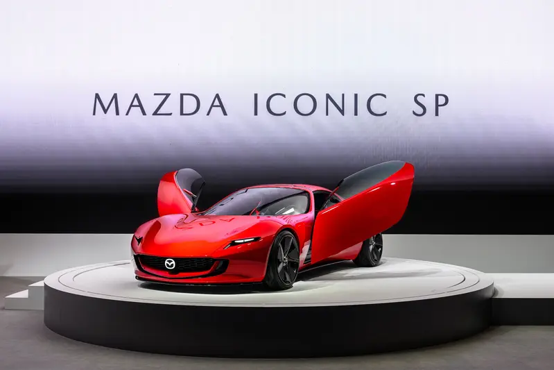 MAZDA ICONIC SP概念跑車將於1/9&ndash;1/18於臺中國家歌劇院展出，傳遞MAZDA對未來駕馭與永續移動的藍圖。