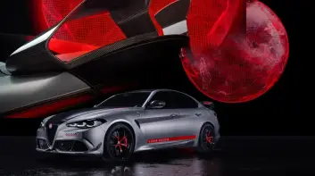 原廠緊繃改！《Alfa Romeo Giulia Quadrifoglio》 Luna Rossa特仕車｜不只碳纖維帥 下壓力更是品牌之最