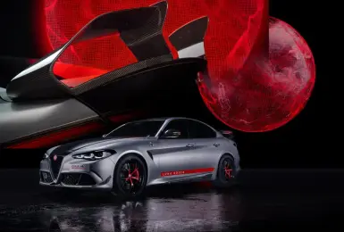 原廠緊繃改！《Alfa Romeo Giulia Quadrifoglio》 Luna Rossa特仕車｜不只碳纖維帥 下壓力更是品牌之最