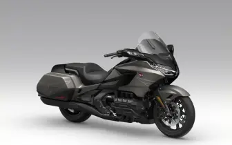 Honda Motorcycle｜2026年式《GOLDWING》重機 新車色公開，兩個版本差價快30萬喔~