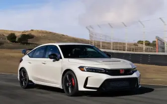 價格再往上推，本田 Civic Type R 正式跨過「性能信仰稅」門檻的一年