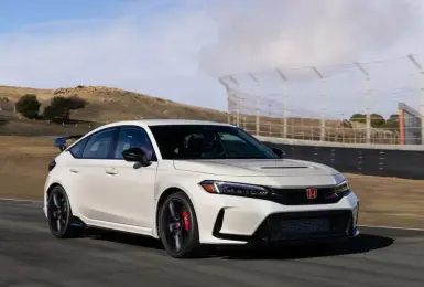價格再往上推，本田 Civic Type R 正式跨過「性能信仰稅」門檻的一年