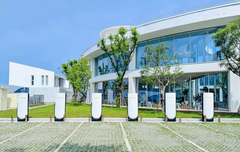 Tesla 近日啟用台灣首座 V4 第四代超級充電站，即「宜蘭德築宇宙總部」超級充電站，全新外觀搭配更長的充電槍線，進一步提升車主使用便利性與效率，2026 年度也即將有更多 V4 超級充電站點在台開放。