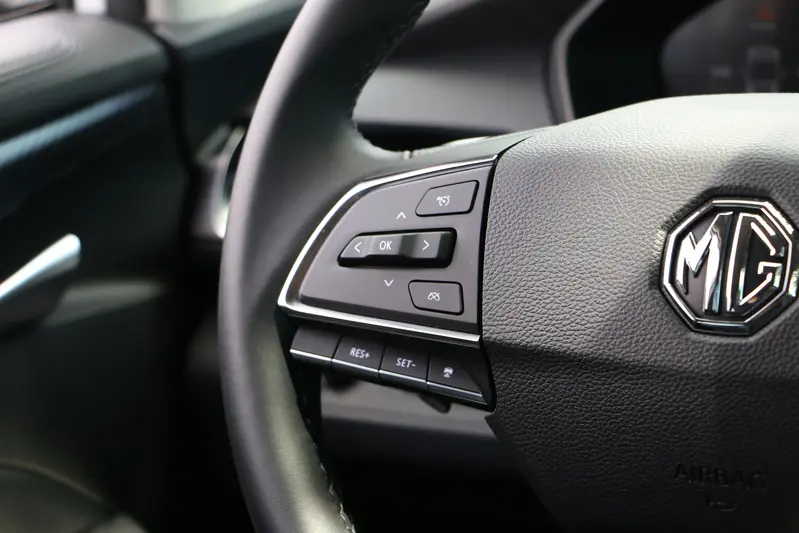 ▲ LV.2半自動駕駛輔助系統在方向盤右邊操作，雙手不用離開方向盤就能使用，確保行車安全。