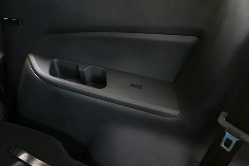 ▲ 第三排座椅專屬的置物空間與充電口