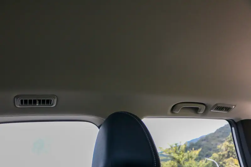 ▲ 車頂兩側配置第二與第三排專屬出風口，確保全車乘客都能感受舒適宜人的溫度。