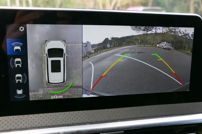 ▲ 環景畫面中，左邊固定為車頂視角，右邊畫面可切換前後左右的攝影鏡頭畫面。