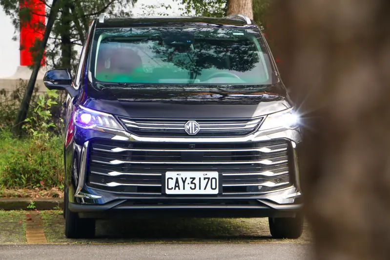 ▲ G50 PLUS車頭超大比例面積橫柵式鍍鉻水箱護罩搭配銳利虎鯨之眼造型的自動感應LED頭燈，展現不凡王者氣息。