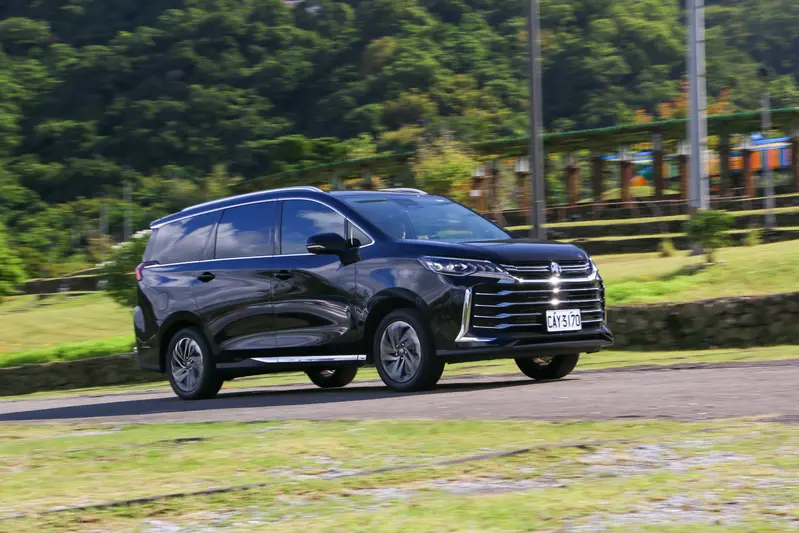 ▲ MG G50 PLUS搭載 1.5升MEGA Tech渦輪增壓四缸引擎，匹配七速雙離合器變速箱，動力輸出達180 ps最大馬力與29.1 kgm最大扭力。換檔迅速幾乎沒有震動，低轉高扭的特性，無須大腳油門就能輕鬆起步。