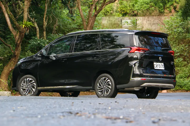 ▲ 車尾門下方的銀色鍍鉻飾條為Premium套件中的一部分，在太陽照射下散發出耀眼光芒。