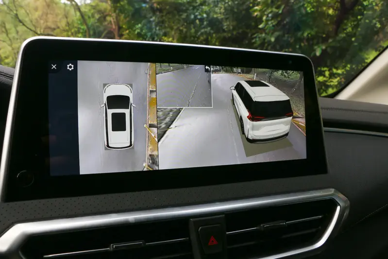 ▲ 打方向燈時，中控螢幕自動顯示環景畫面，並有一個小螢幕顯示盲區死角畫面，能進一步提升行車安全。