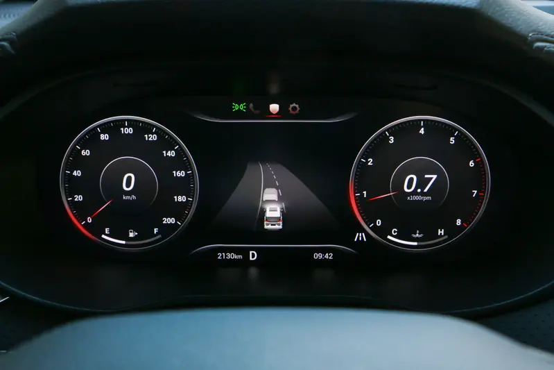 ▲ 數位儀表上可同步顯示車道線，壓線的話會有警示音提醒，對於初次上手大車的消費者來說相當友善。