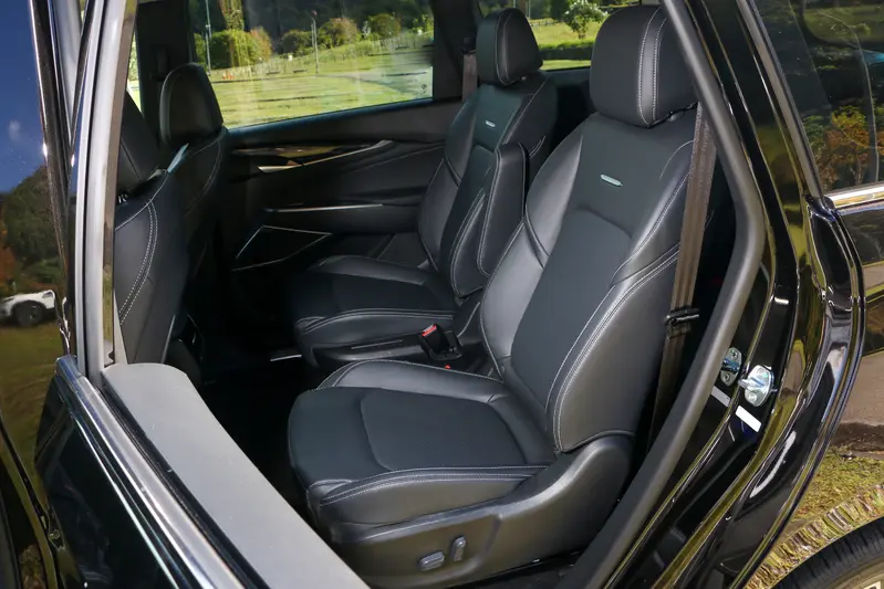 ▲ 第二排的Premium電動獨立座椅皆可以安裝一張ISOFIX標準的兒童安全座椅。四向的電動的調整，使用起來更加優雅便利。