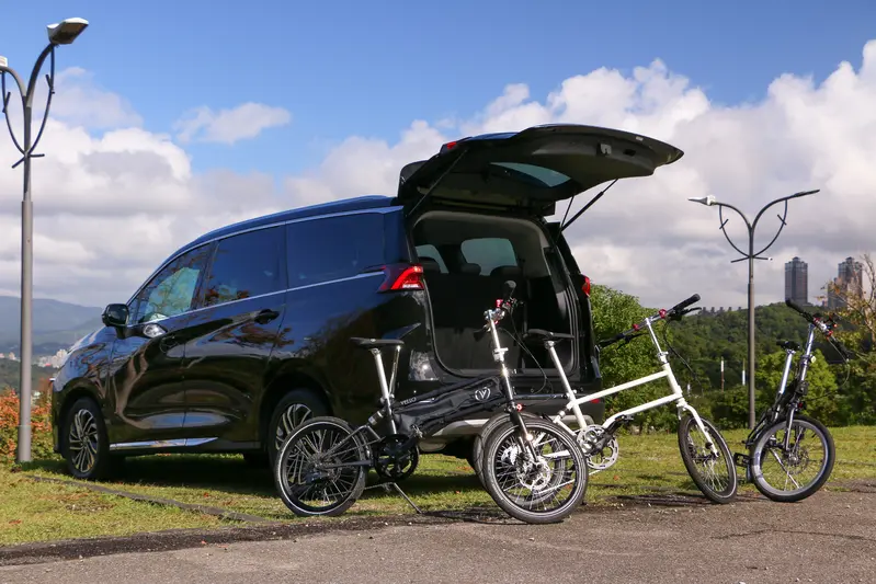 ▲ G50 PLUS後廂後放入三台折疊式腳踏車。周末就讓G50 PLUS陪著全家人，一起去河邊騎腳踏車吧！