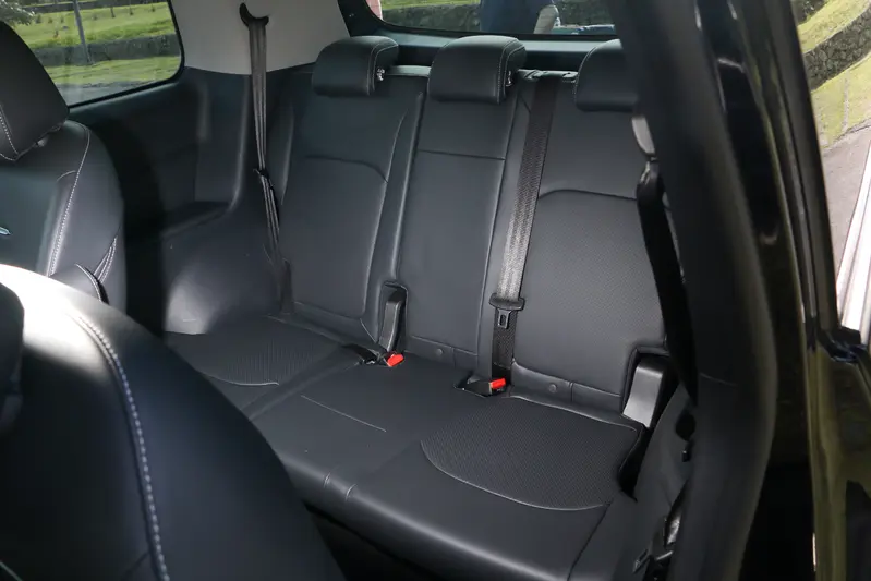 ▲ G50 PLUS第三排座椅空間相當寬裕，不像多數 5+2 SUV給人擁擠的印象。腳部空間可延伸至第二排座椅下方，乘坐姿勢更自然舒適，乘坐三名成人也沒問題。