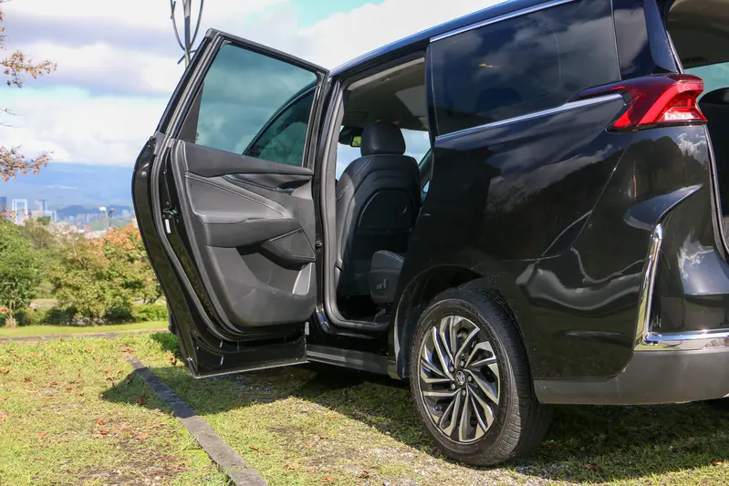 ▲ G50 PLUS後門的開啟角度相當大，進出車輛更方便。車門採傳統的開啟方式，讓小孩長輩上下車時有個扶手可以撐更安全。