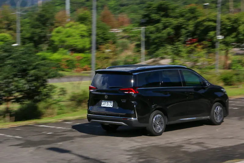 ▲ G50 PLUS提供S檔位以及Sport模式，並標配方向盤換檔撥片。在Sport模式下可以明顯感受到更凌厲的加速感，絕對可以應付駕駛過程中多數的超車、爬坡與匯入快車道等的需求。