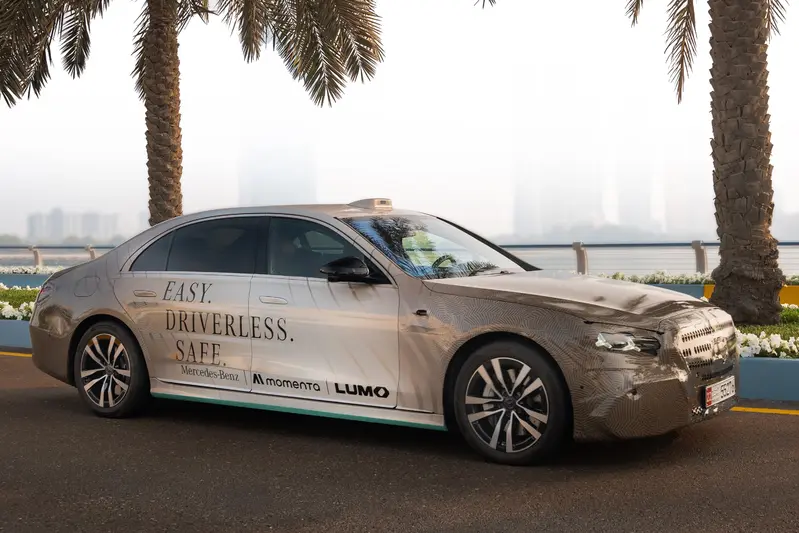 W223FL將在2026年1月29日發表,官方釋出的照片來看,外觀最大的不同是換上三芒星頭燈!預計二次小改款EQS也將如此。兩車系整併預計要到2028年。