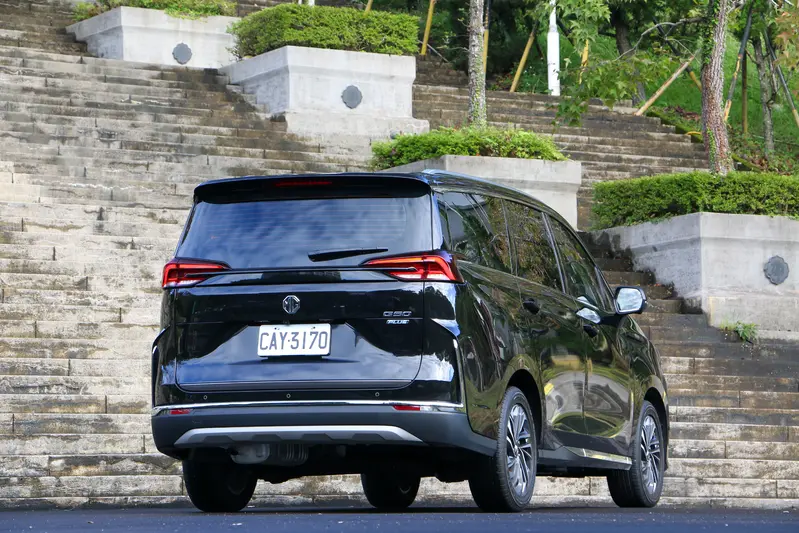 ▲ G50 PLUS擁有較低車身的離地高度，為家中成員帶來輕鬆上下車的便利體驗。