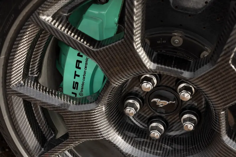 選配的鎂合金輪圈與碳纖維陶瓷煞車系統