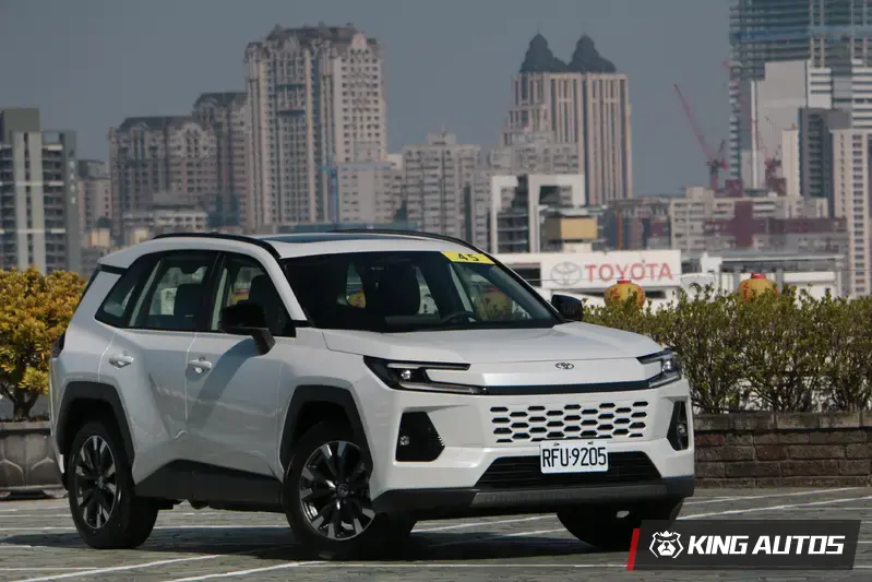 本次試駕車款為六代Toyota RAV4旗艦，建議售價130萬元。為配備最豐富的前驅車，是車系中少有同時具備雙前座椅加熱與通風、抬頭顯示、雙手機無線充電盤的車款。油耗也因前驅的關係，來到傲視群雄的24.0km/l。