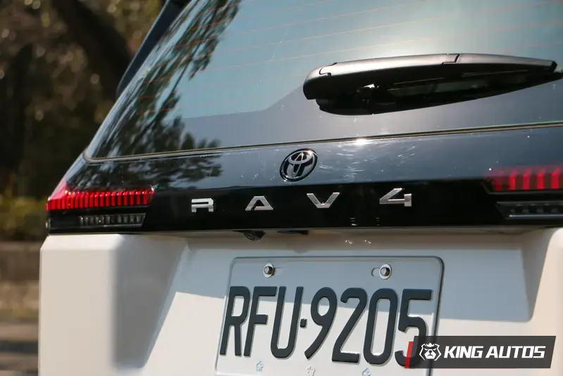 車尾的Toyota廠徽變小了，還藏的很好，跟黑色飾板融為一體！