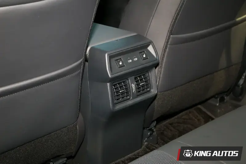 後座出風口的造型相當復古！上面兩個方形按鍵是後排座椅加熱開關。