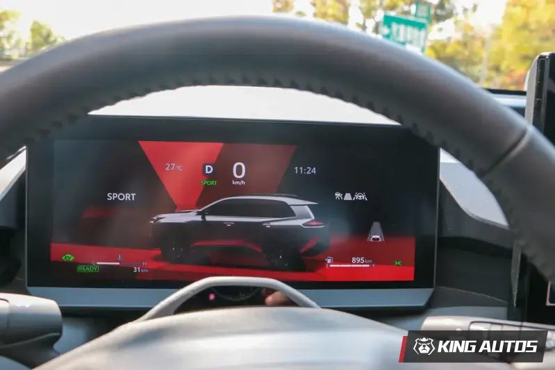 切換成運動模式時，數位儀表會出現紅色的過場動畫，節能模式為綠色。